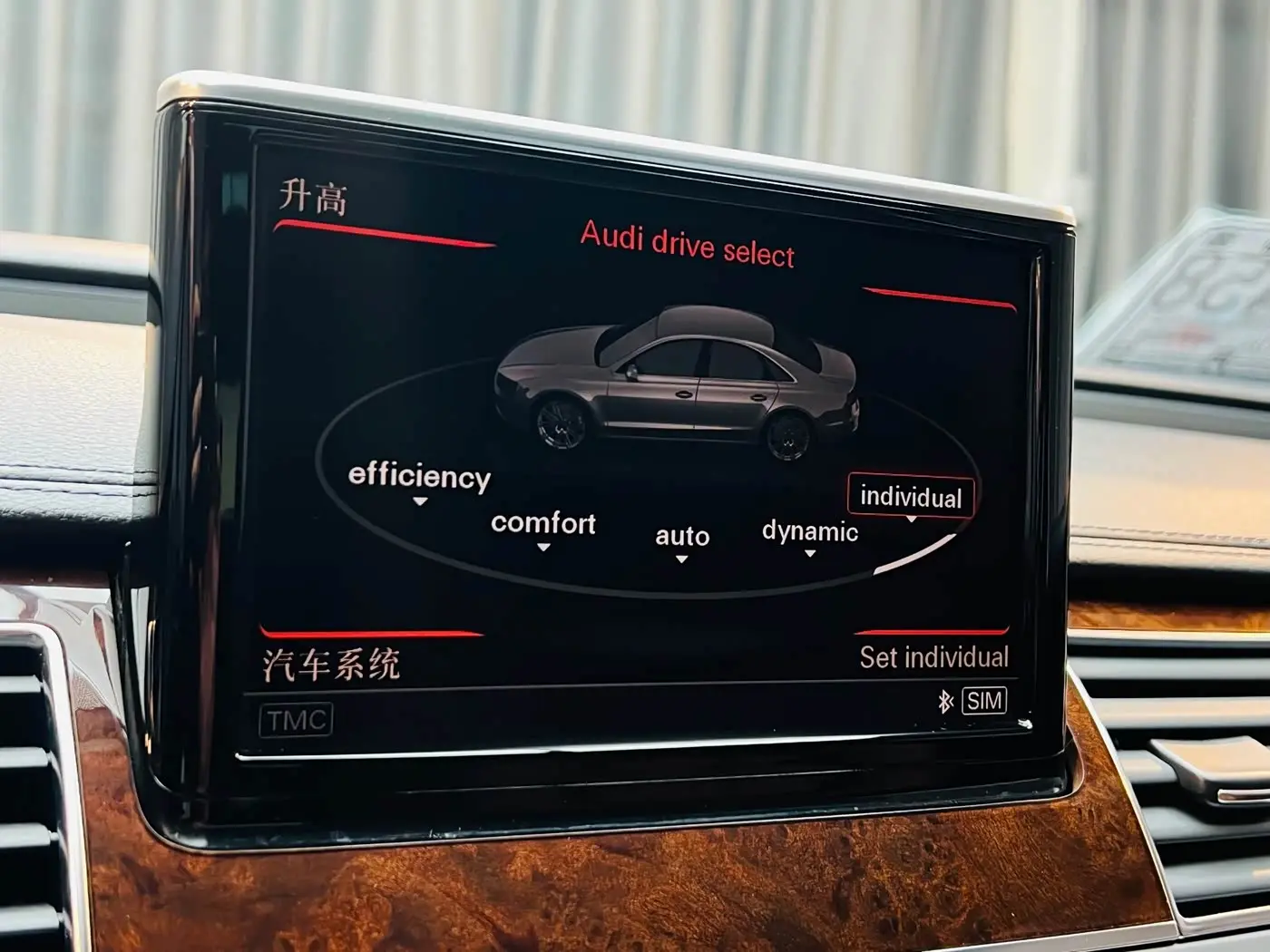 Audi A8 2012 — Photo 11/20