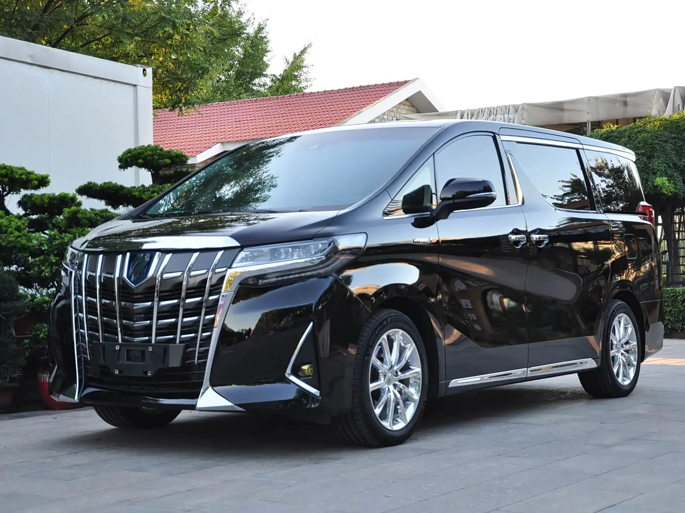 Toyota Alphard 2023 — Photo 1/17