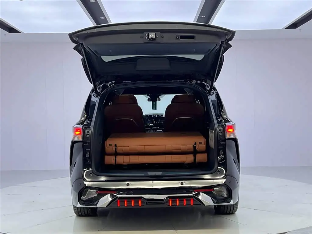 Lorinser High Roof Granvia Laurens Traveler 2026 — Фото 9/20