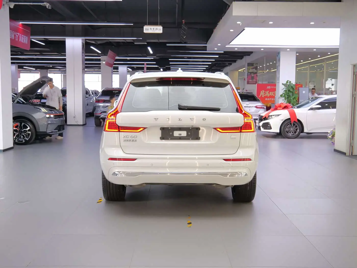 Volvo XC60 Plug-in Hybrid 2023 — Фото 5/20