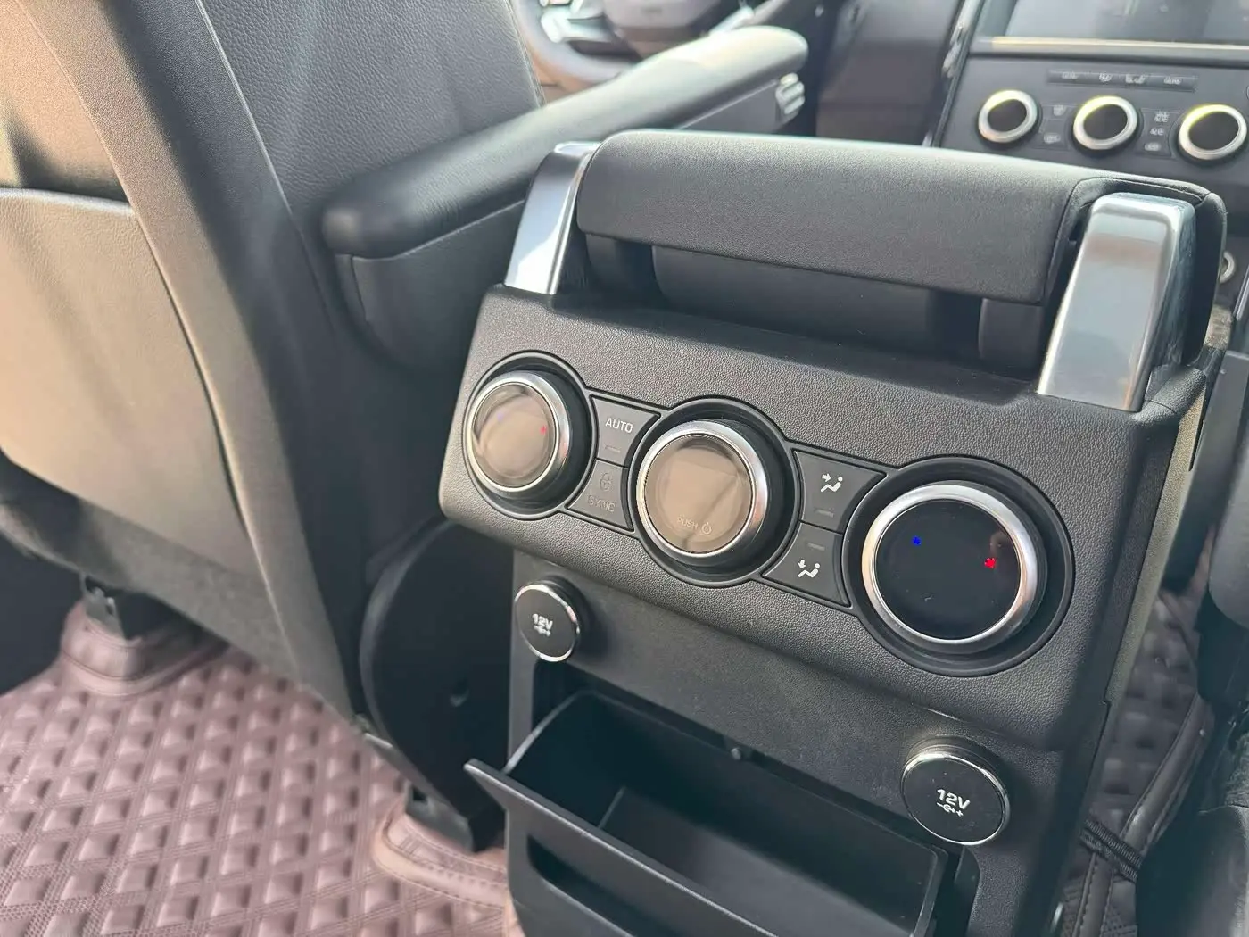 Land Rover Discovery 2020 — Фото 17/20