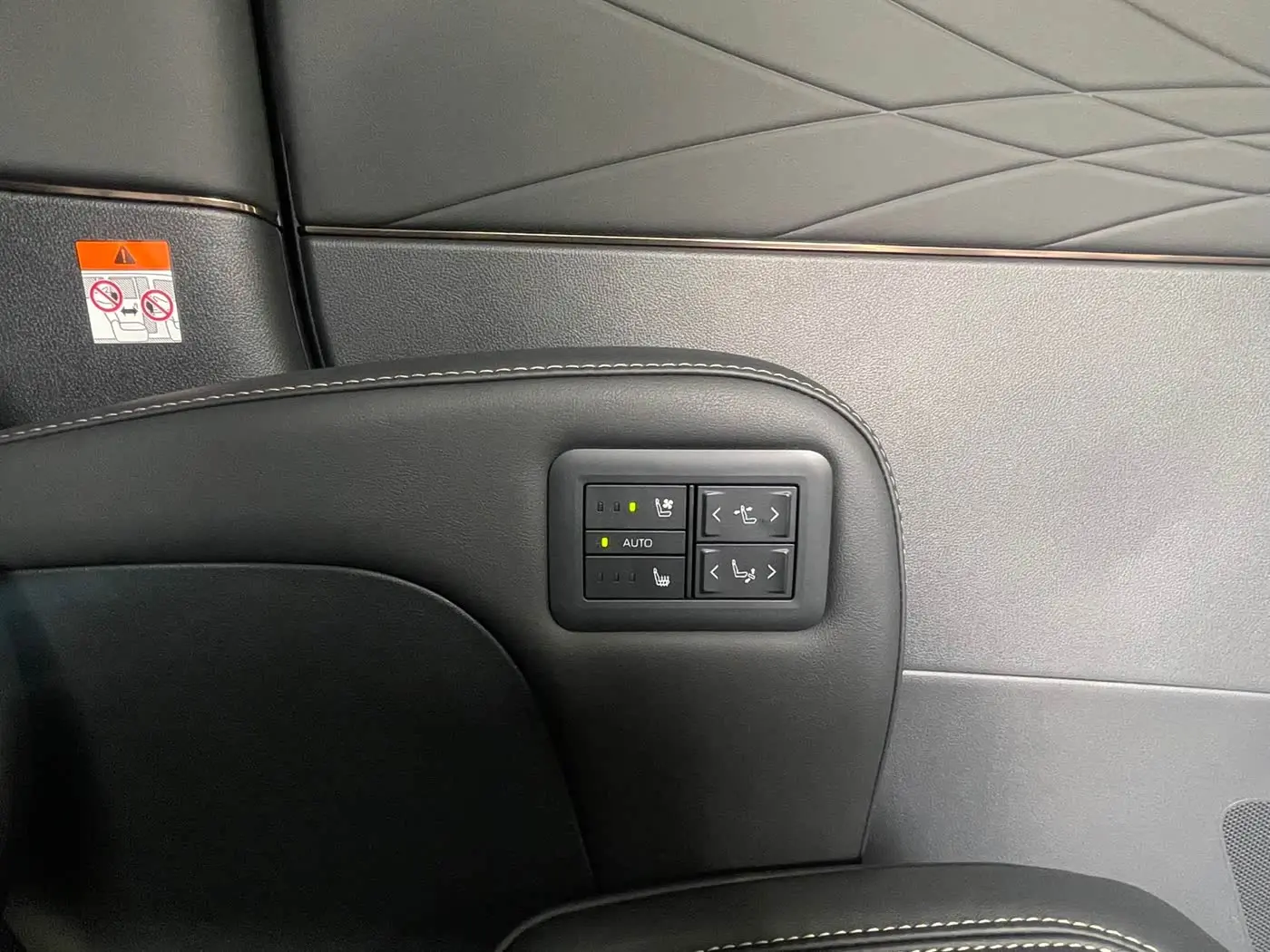 Toyota Alphard 2025 — Photo 10/14