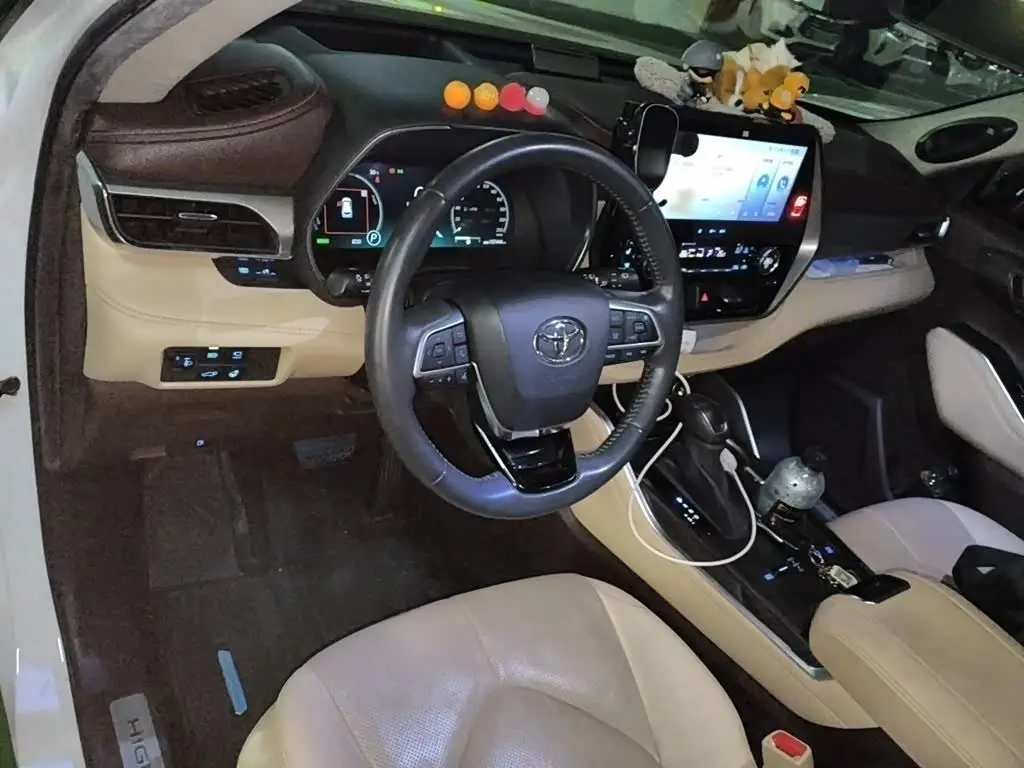 Toyota Highlander 2022 — Photo 13/20