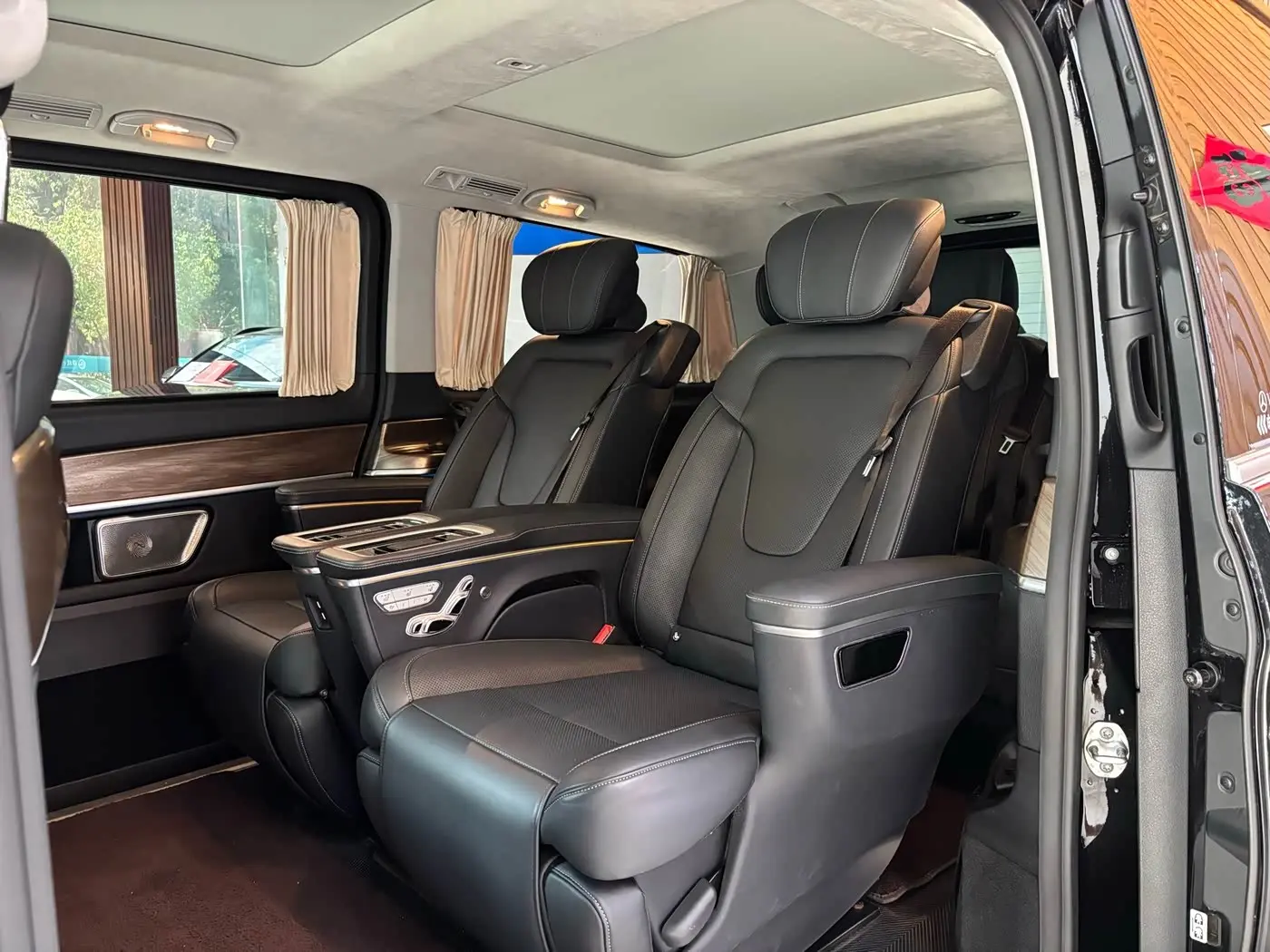 Mercedes-Benz V-Class 2023 — Photo 16/18