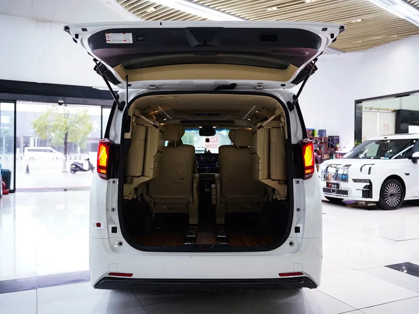 Toyota Alphard 2020 — Photo 17/20