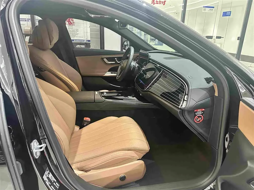 Mercedes-Benz E-Class 2024 — Photo 18/20