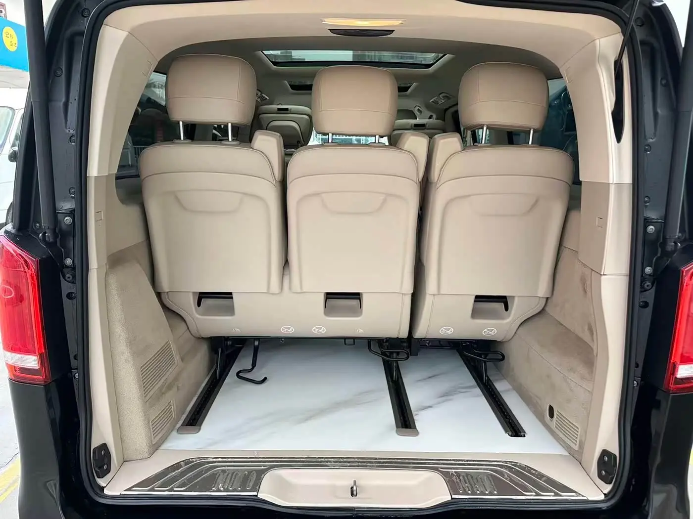 Mercedes-Benz V-Class 2023 — Photo 8/11