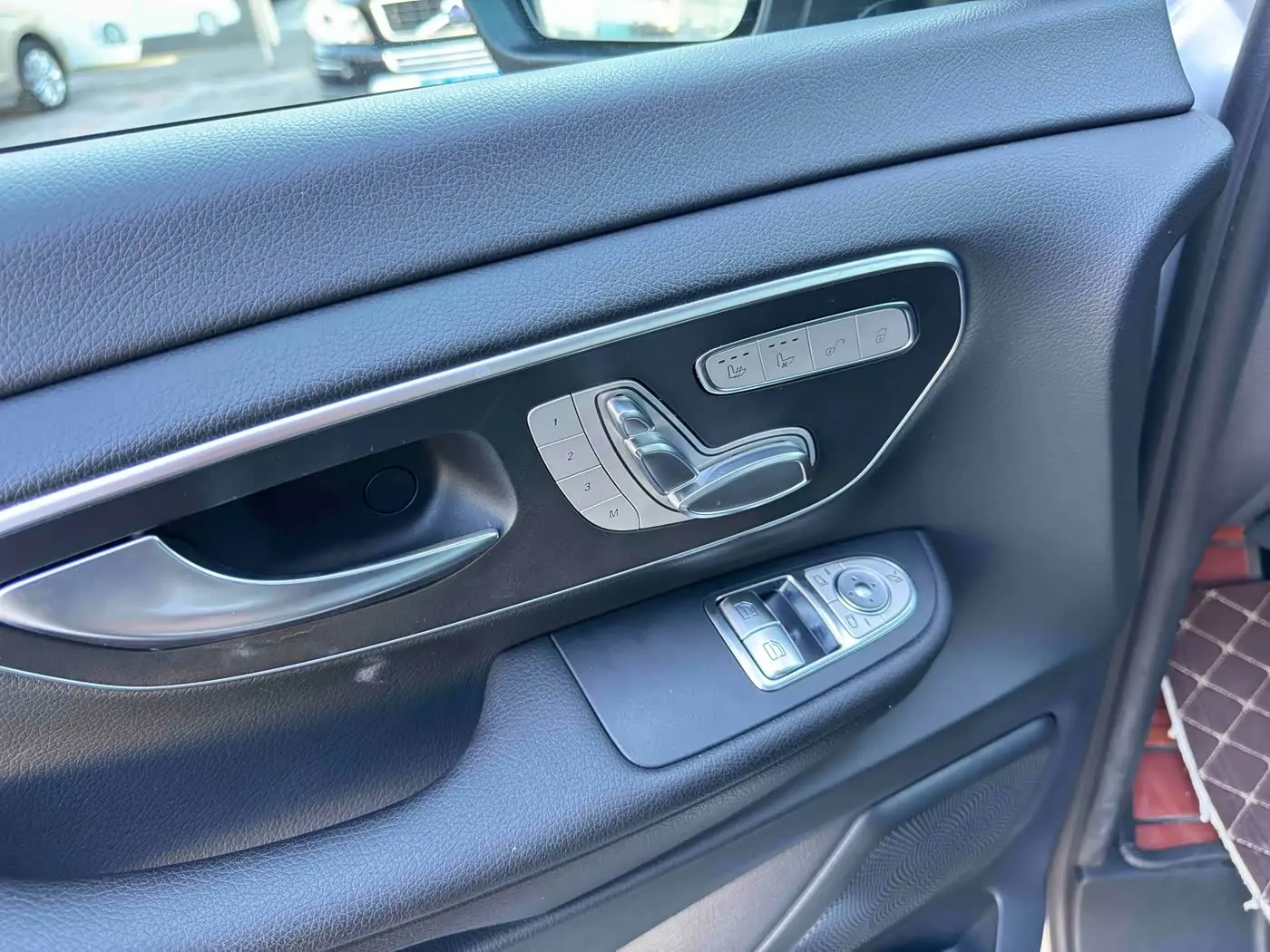 Mercedes-Benz V-Class 2018 — Фото 19/20