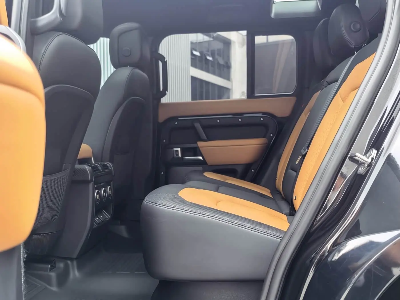Land Rover Defender 2023 — Photo 17/20