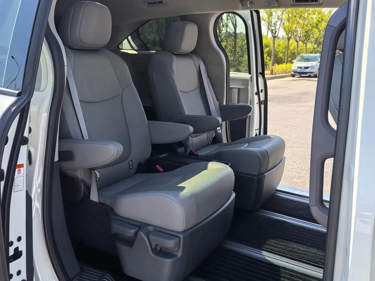 Toyota Granvia 2023 — Photo 9/15