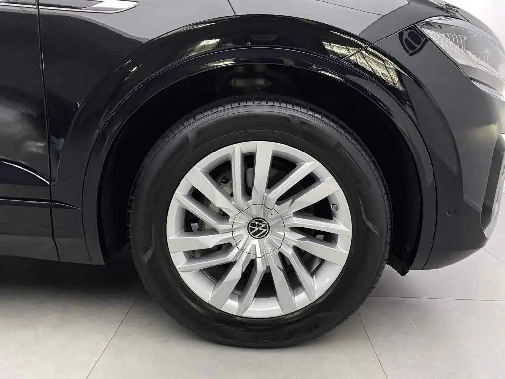 Volkswagen Touareg 2022 — ფოტო 7/20
