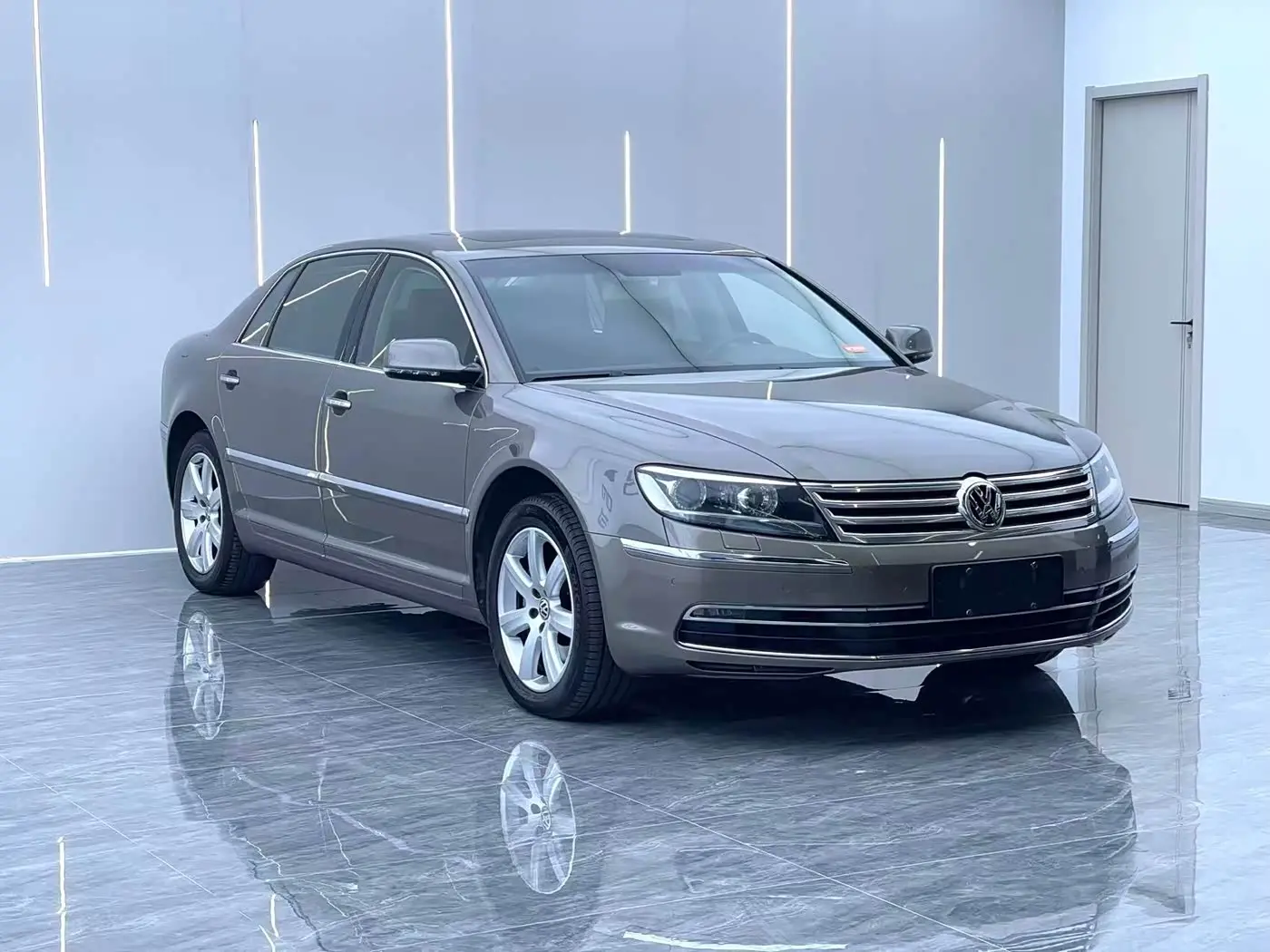 Volkswagen Phaeton 2017 — Photo 3/15