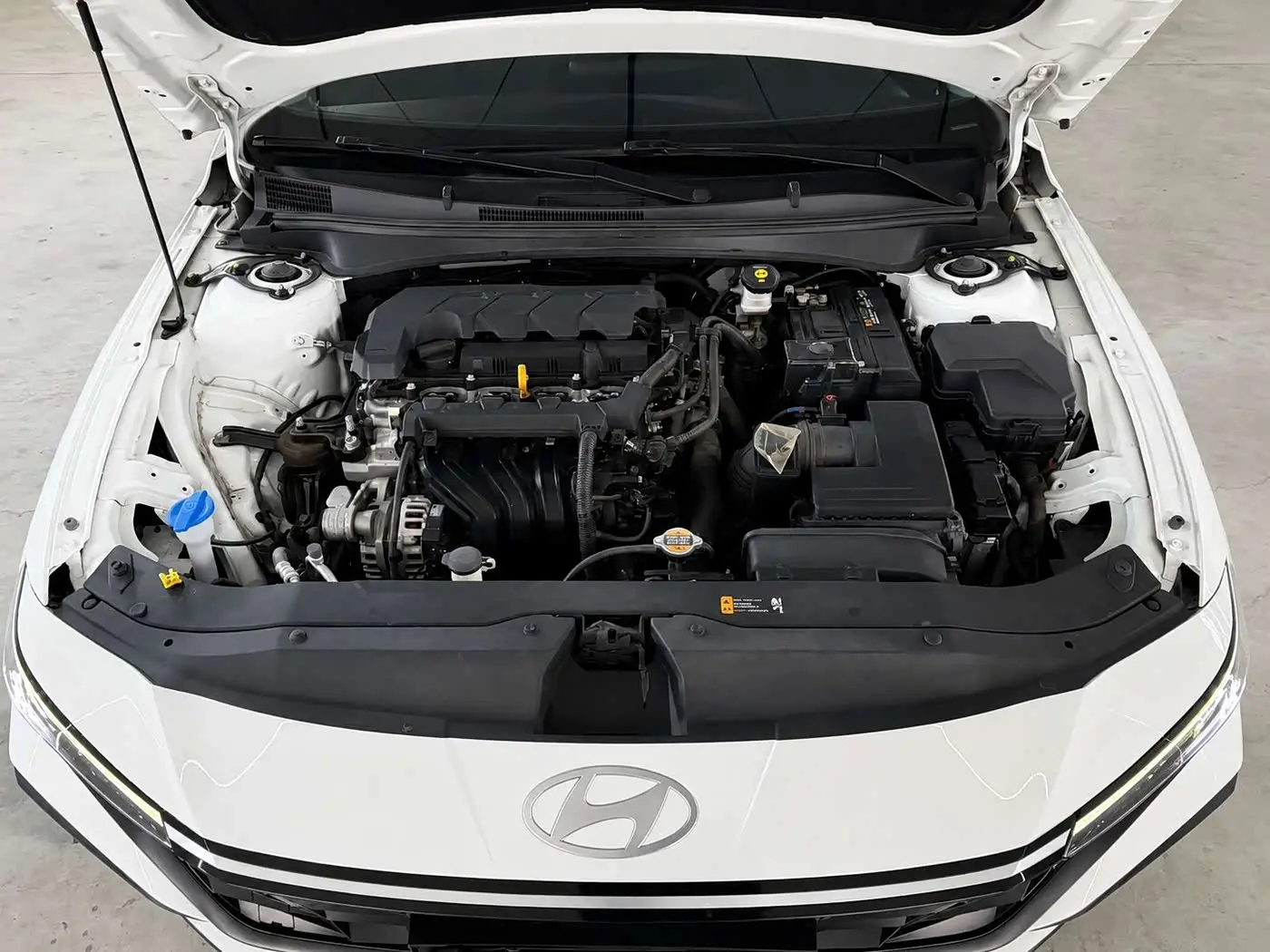 Hyundai Elantra 2023 — Photo 10/20