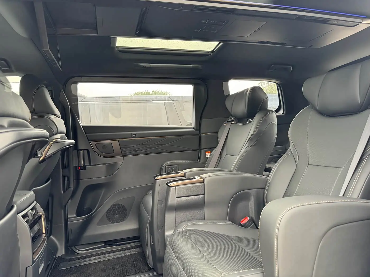 Toyota Alphard 2025 — Фото 6/9