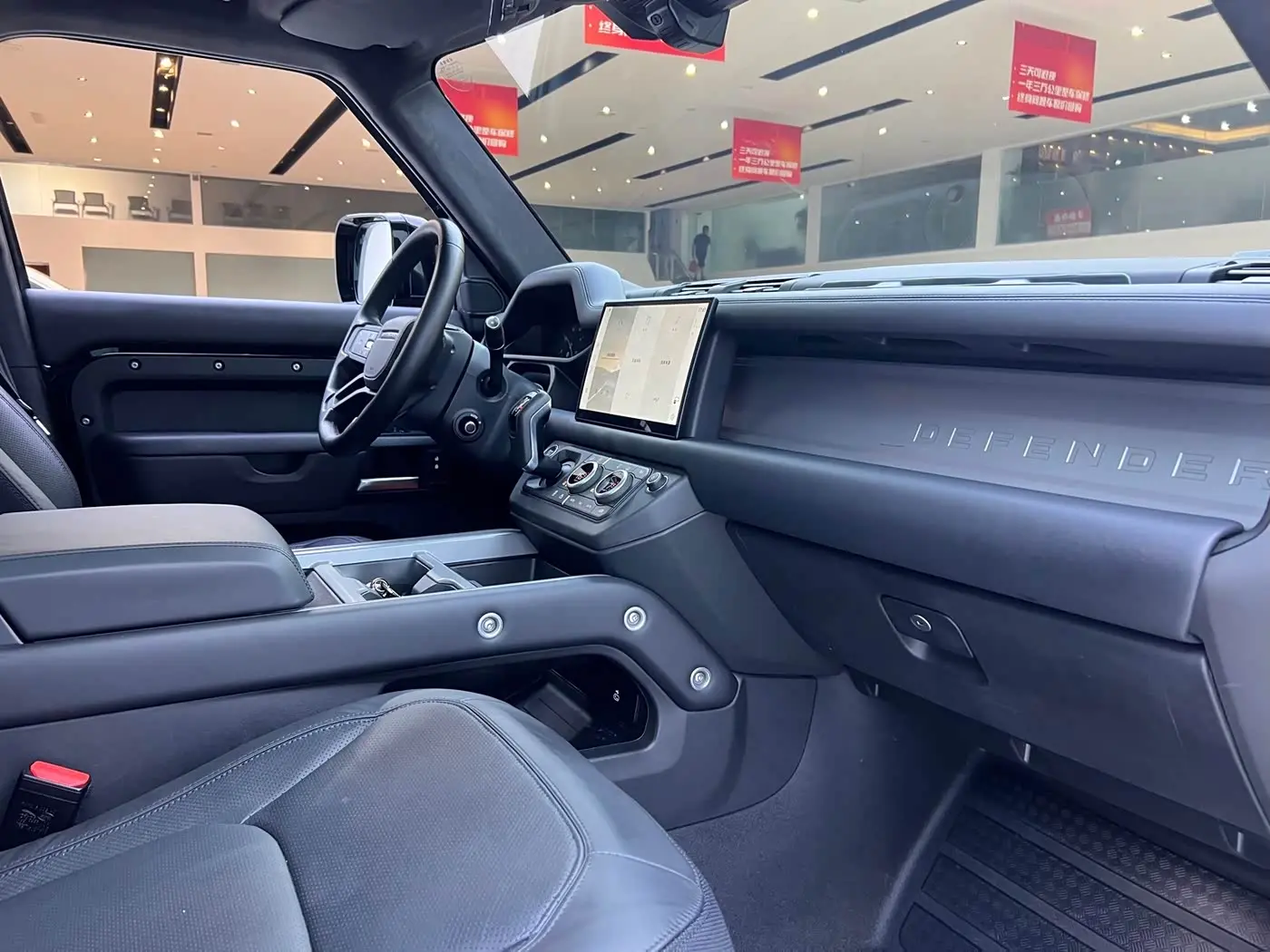 Land Rover Defender 2025 — Фото 16/18