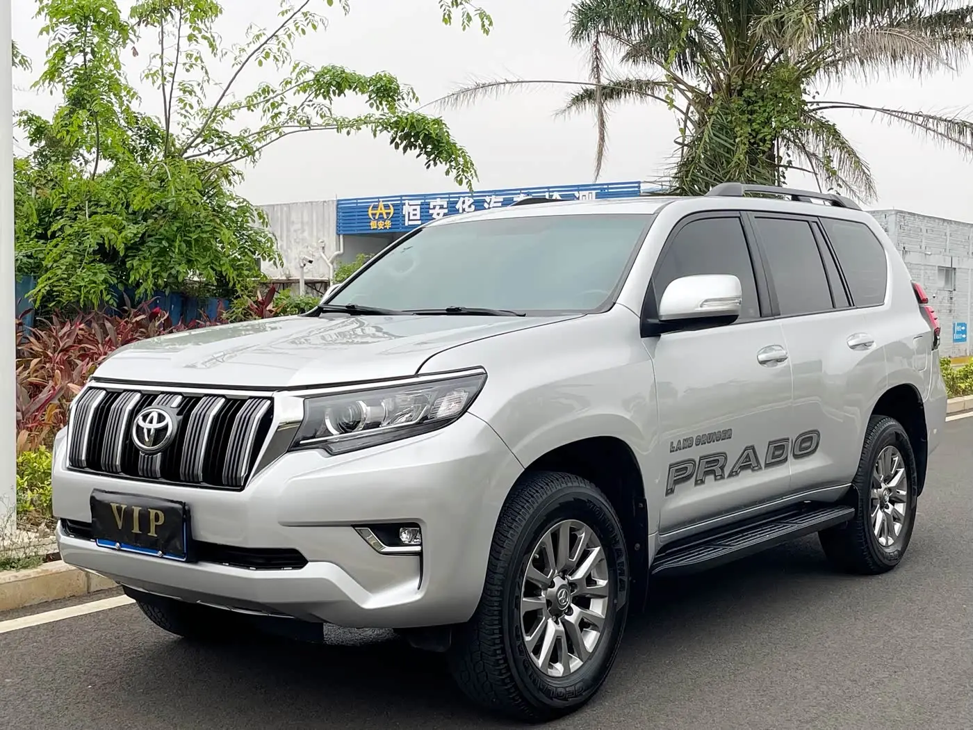 Toyota Prado 2010 — Photo 2/20