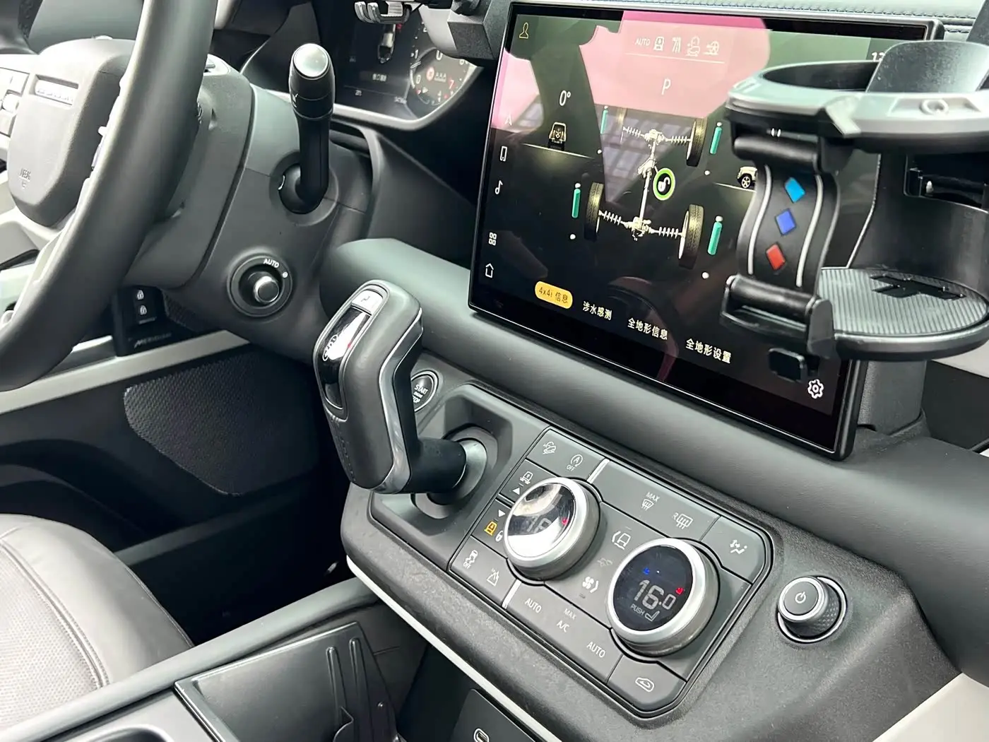 Land Rover Defender 2024 — Фото 15/19