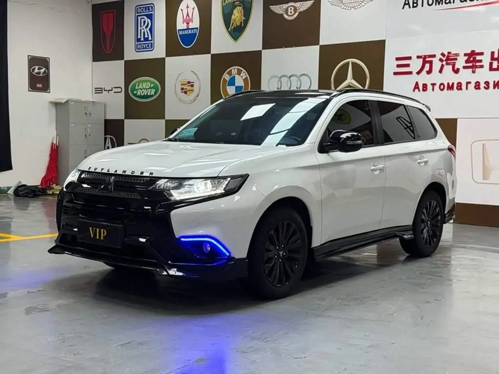 Mitsubishi Outlander 2022 — Фото 1/20