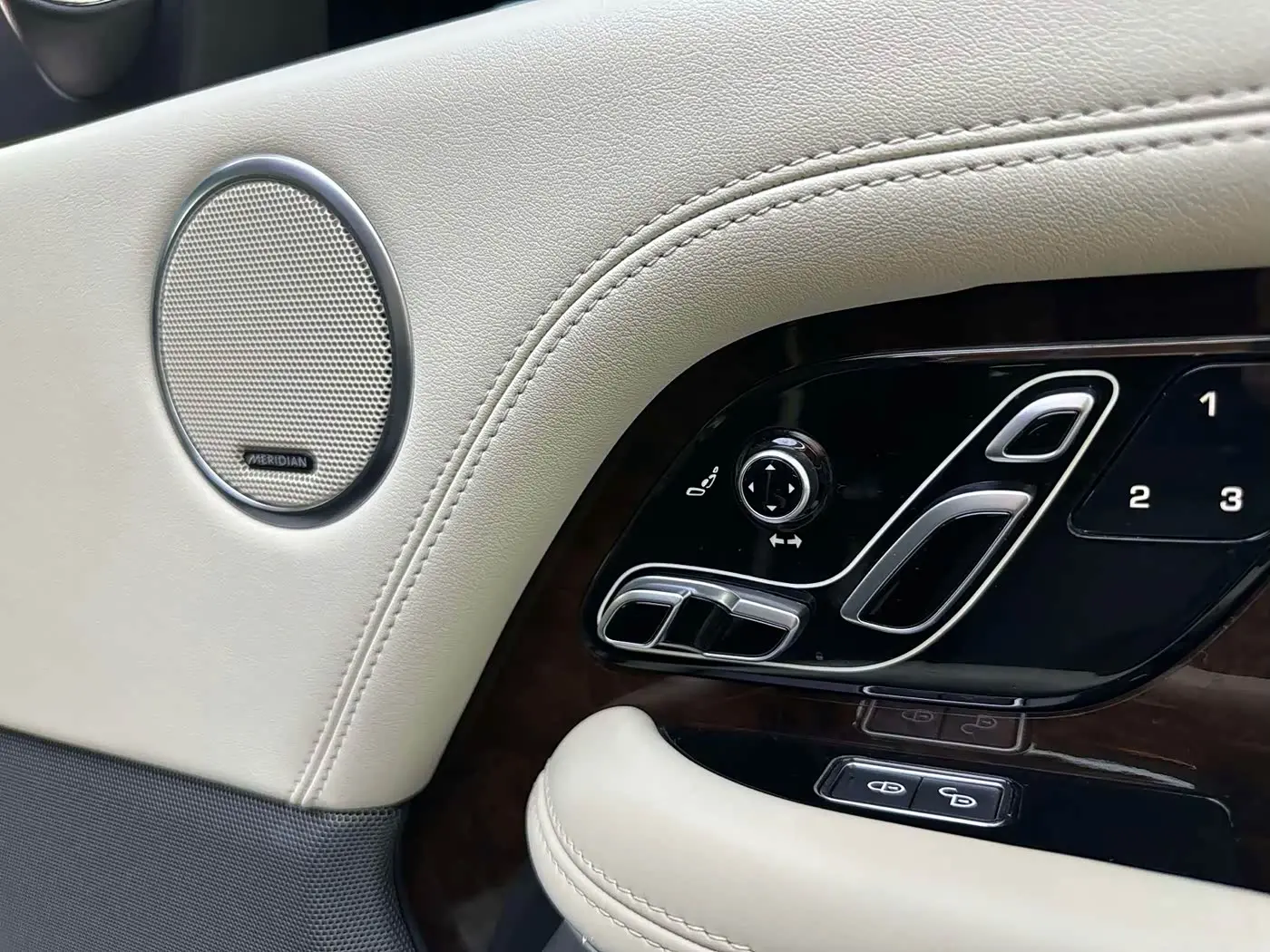 Land Rover Range Rover 2020 — Фото 19/20