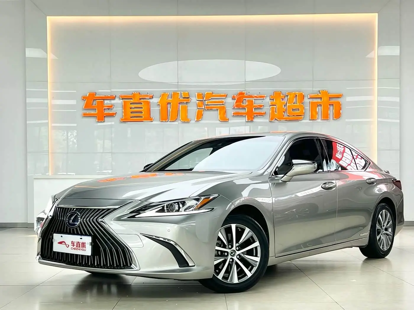 Lexus ES 2020 — Photo 1/20