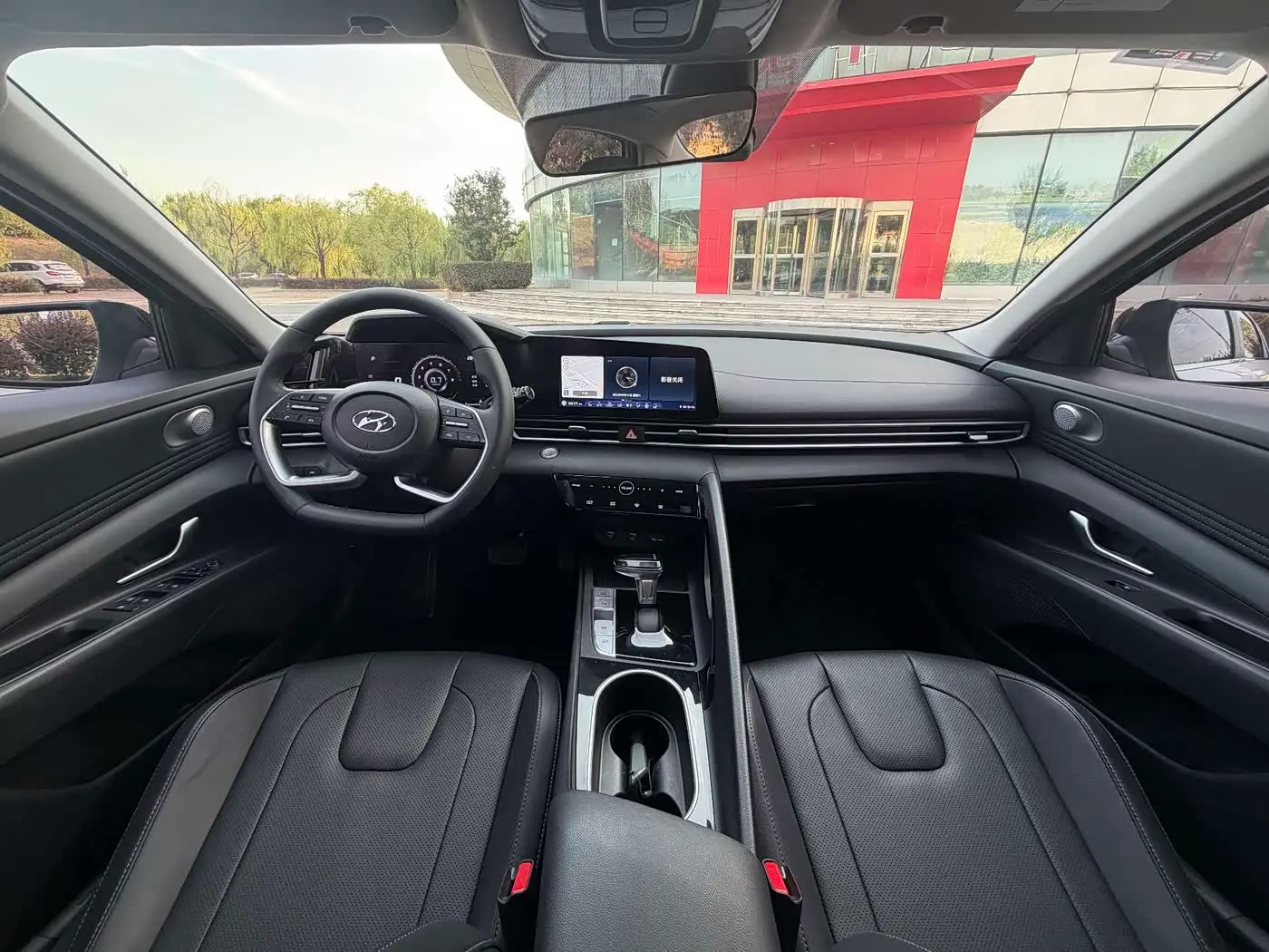 Hyundai Elantra 2023 — Photo 9/10