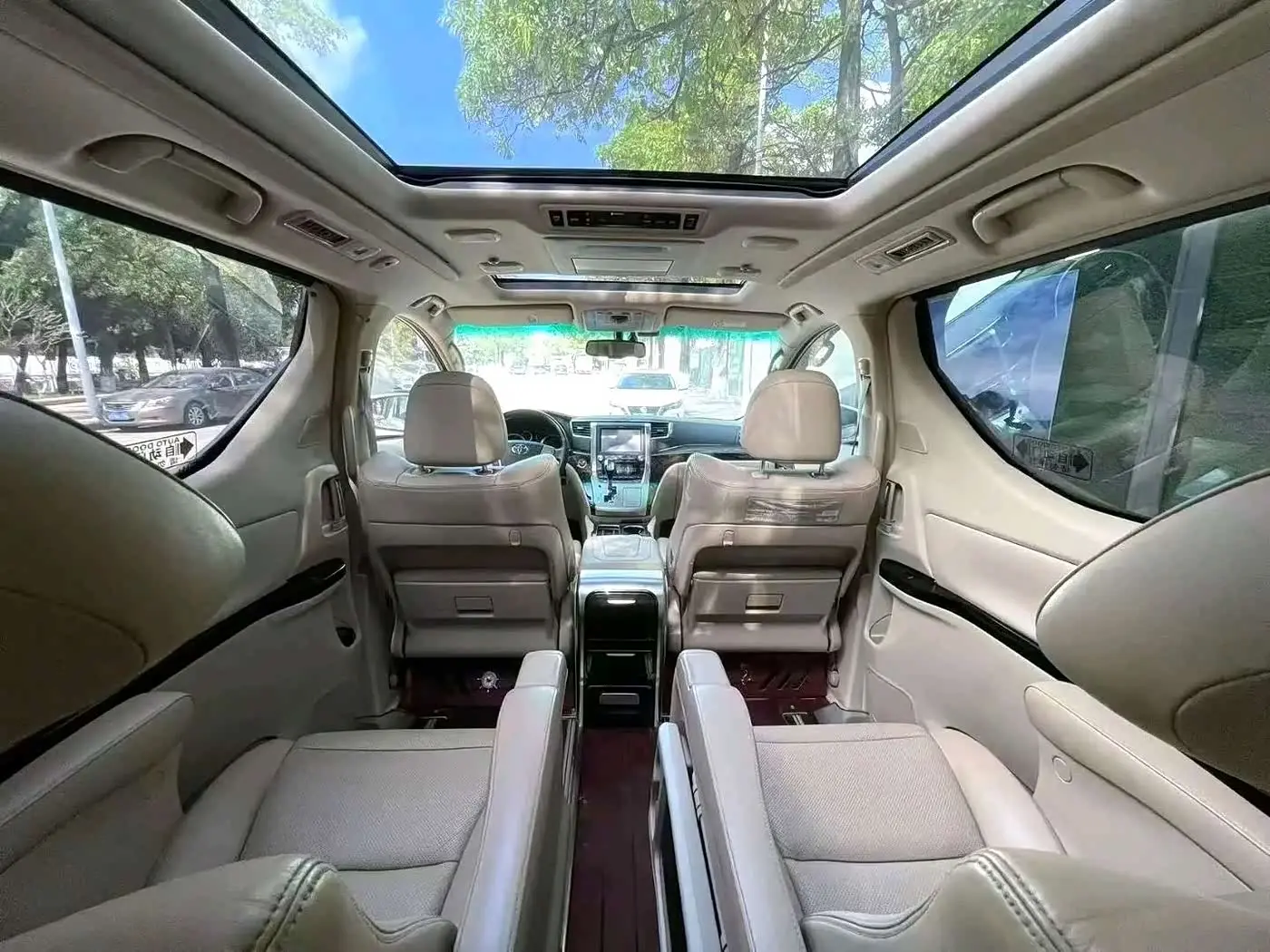 Toyota Alphard 2014 — Photo 9/10