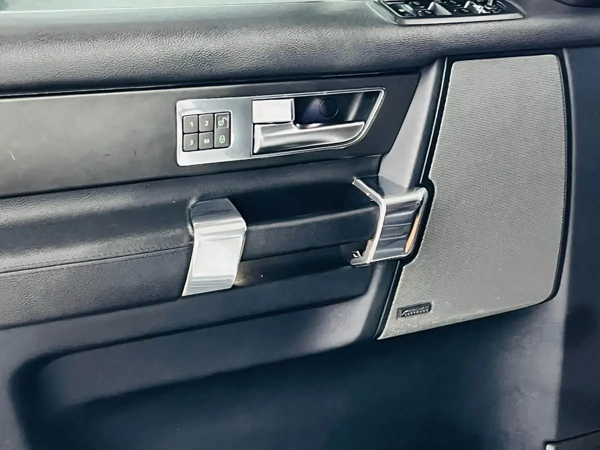 Land Rover Discovery 2016 — Photo 17/20