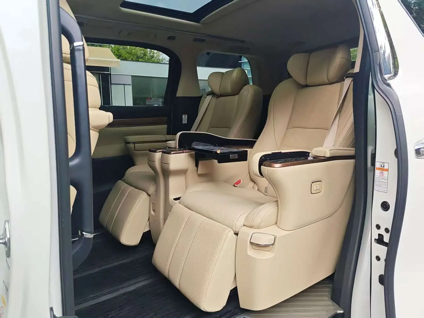 Toyota Alphard 2016 — Photo 9/20