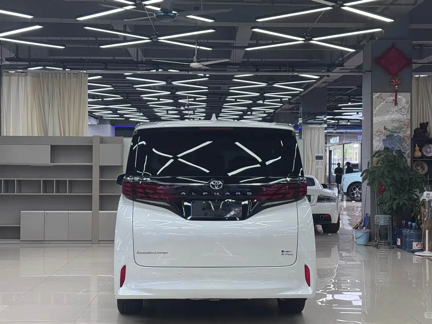 Toyota Alphard 2023 — Photo 5/17