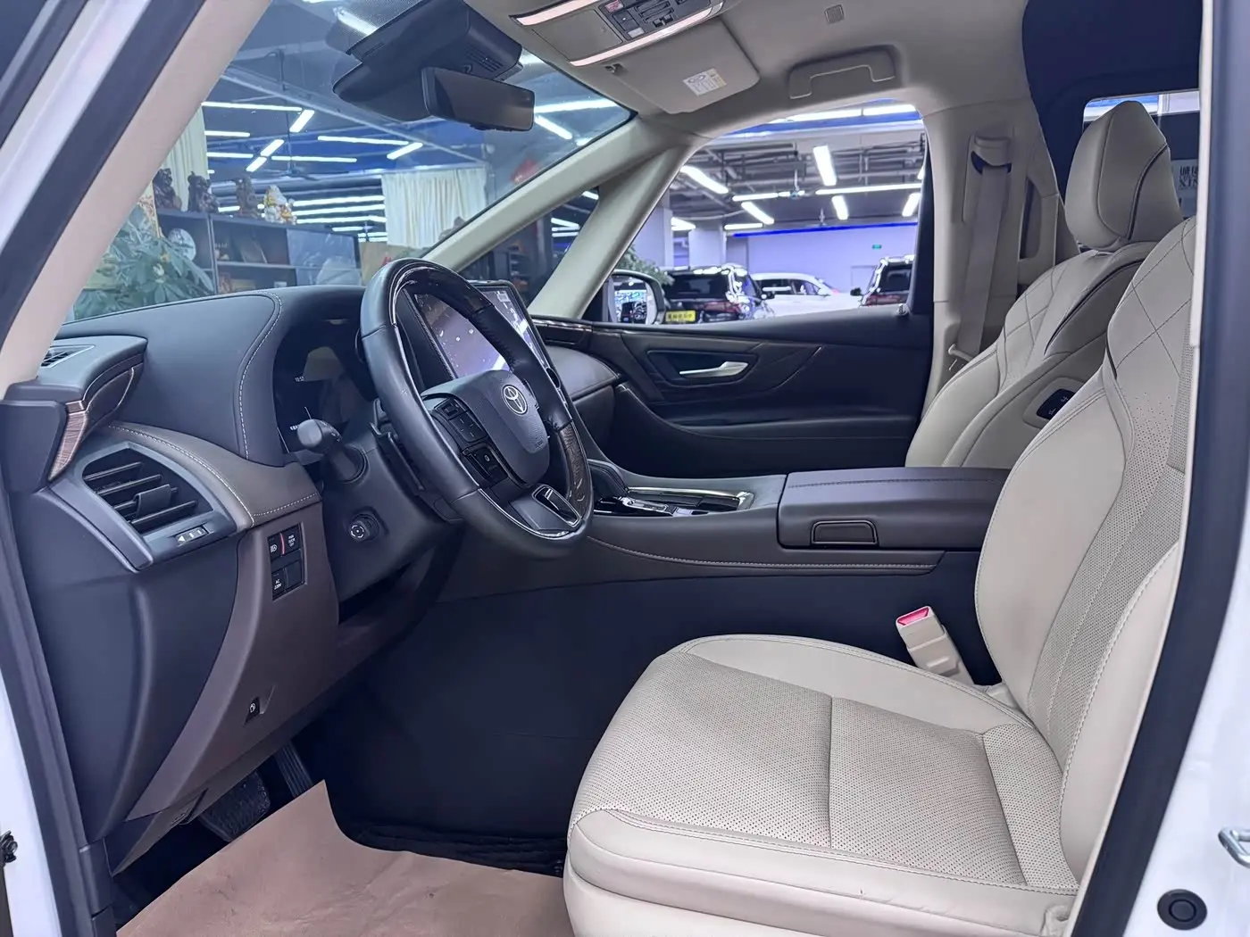 Toyota Alphard 2023 — Photo 7/17