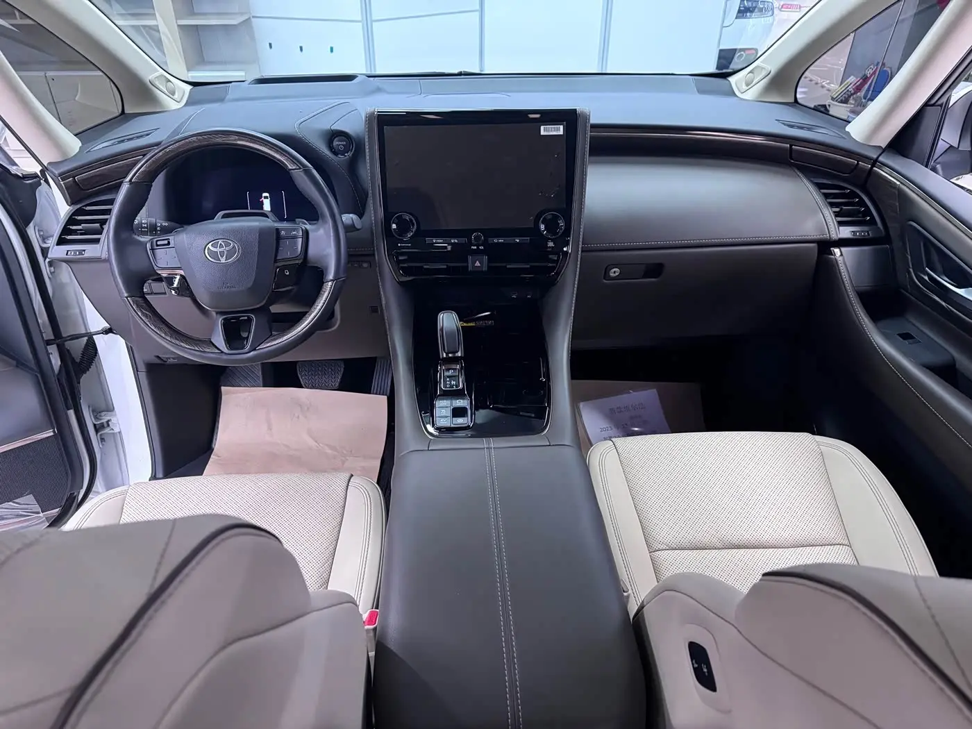 Toyota Alphard 2023 — Photo 12/17