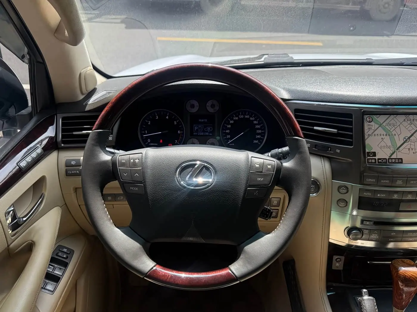 Lexus LX 2009 — Photo 10/17