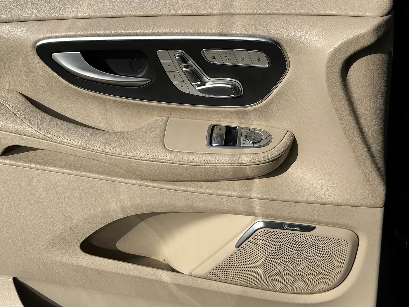 Mercedes-Benz V-Class 2021 — Photo 13/20