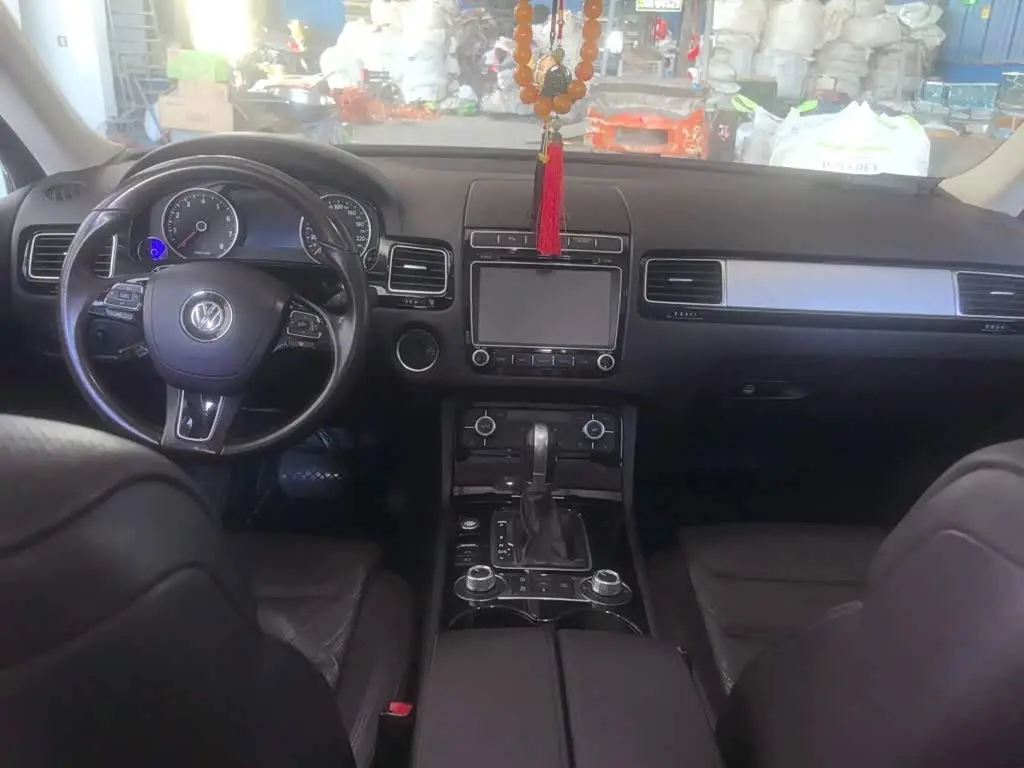 Volkswagen Touareg 2017 — Şəkil 13/20