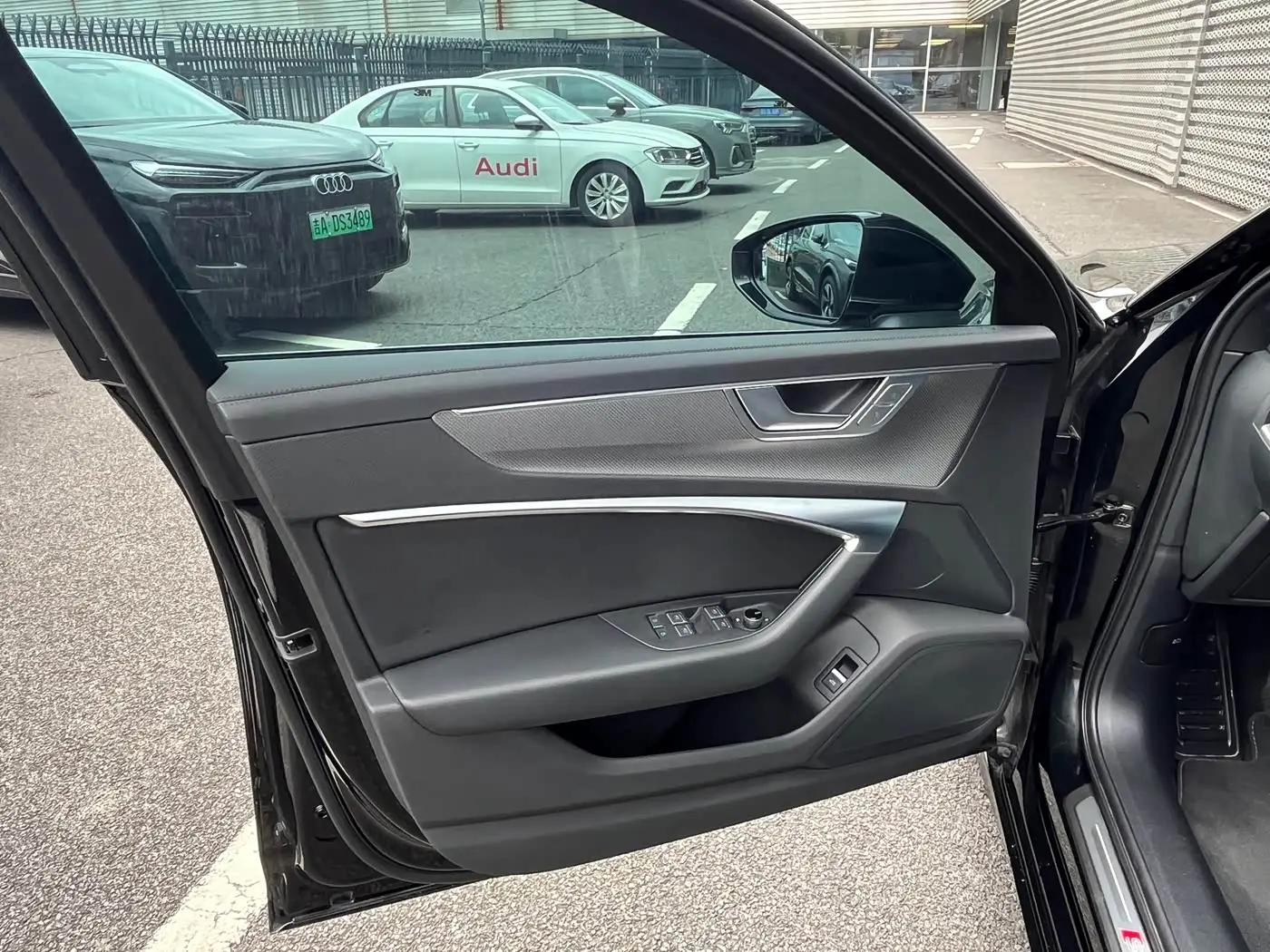 Audi A6L 2023 — Photo 8/17