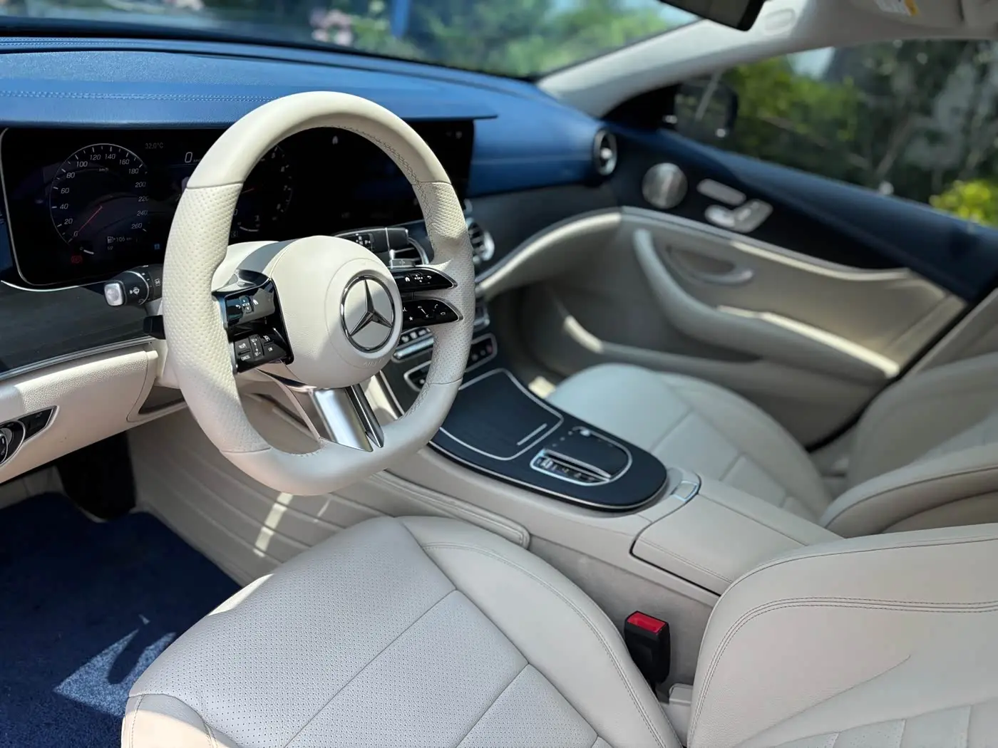 Mercedes-Benz E-Class 2022 — Photo 8/20