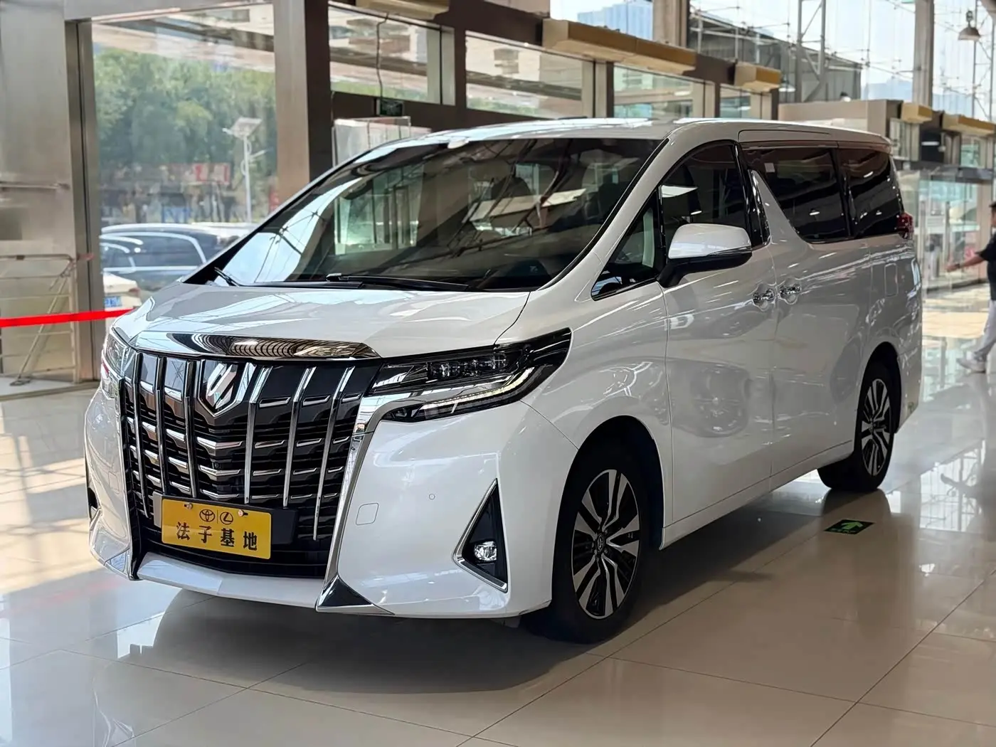 Toyota Alphard 2018 — Фото 4/20