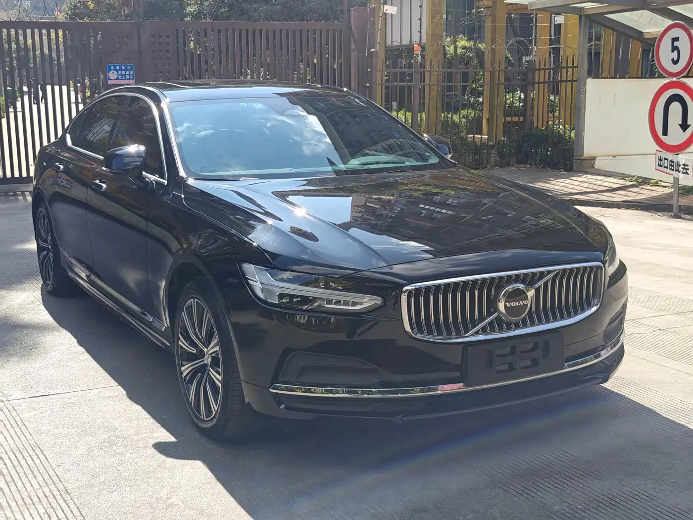 Volvo S90 2021 — Фото 3/20