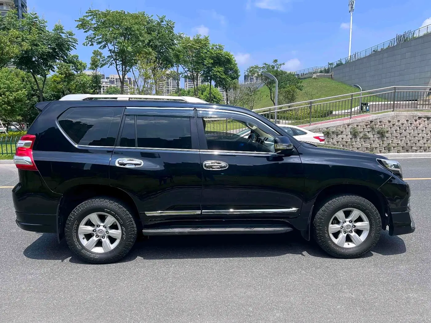 Toyota Prado 2015 — Photo 4/13