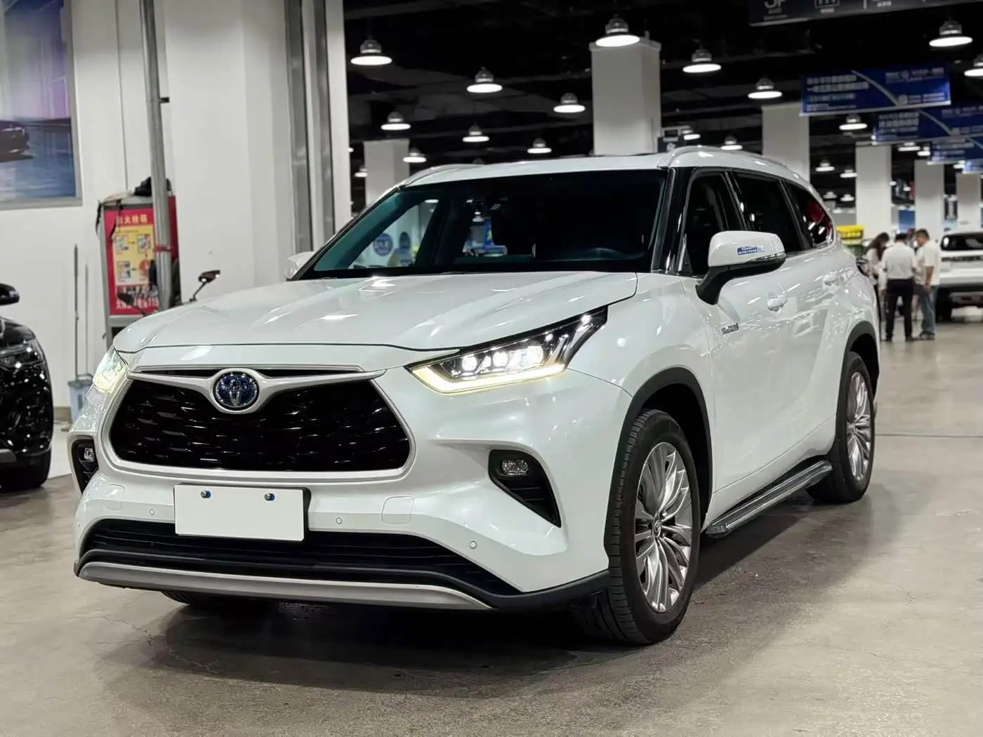Toyota Highlander 2023 — ფოტო 2/9