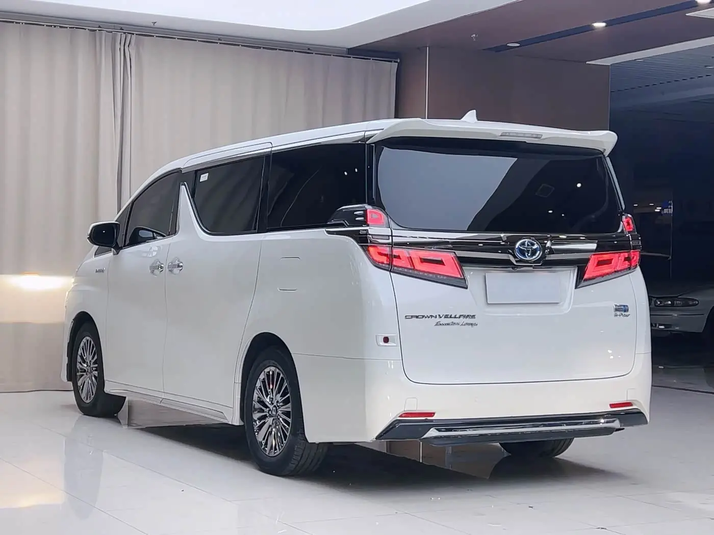 Toyota Vellfire 2022 — ფოტო 19/20