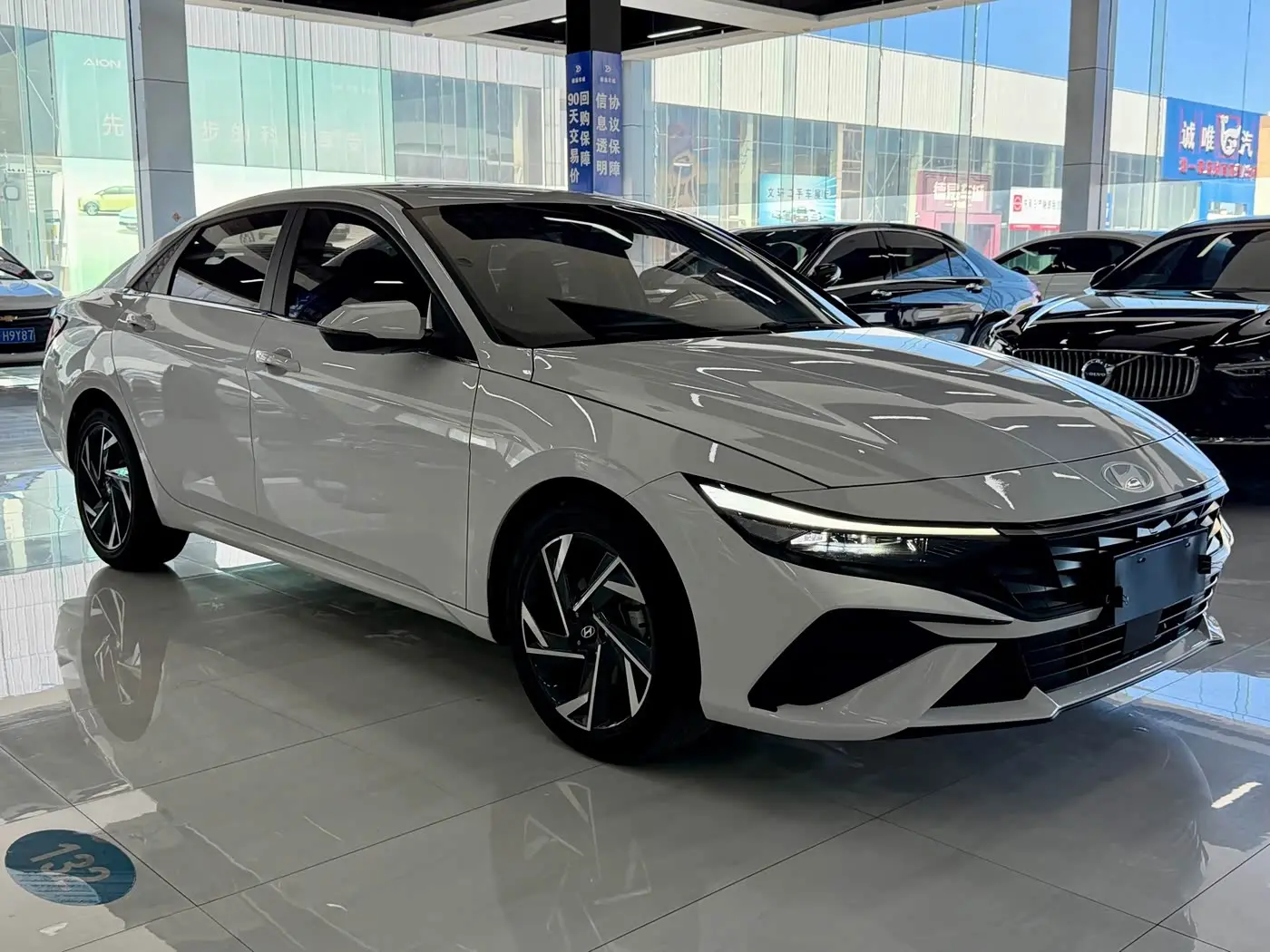 Hyundai Elantra 2023 — Фото 3/14