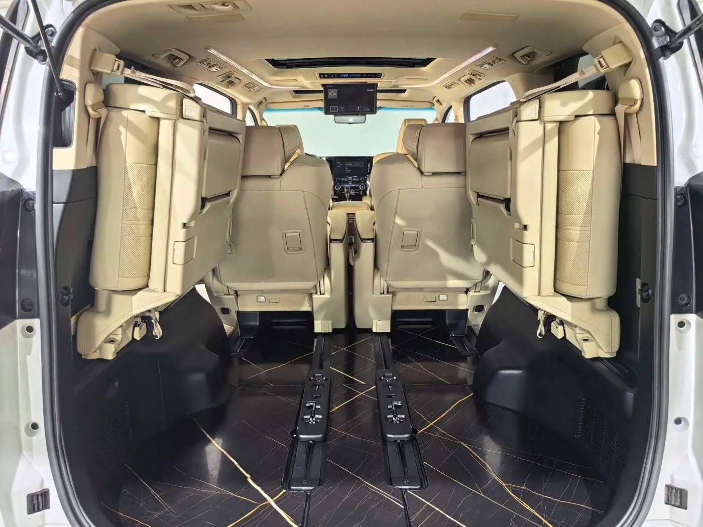 Toyota Alphard 2022 — Photo 8/9