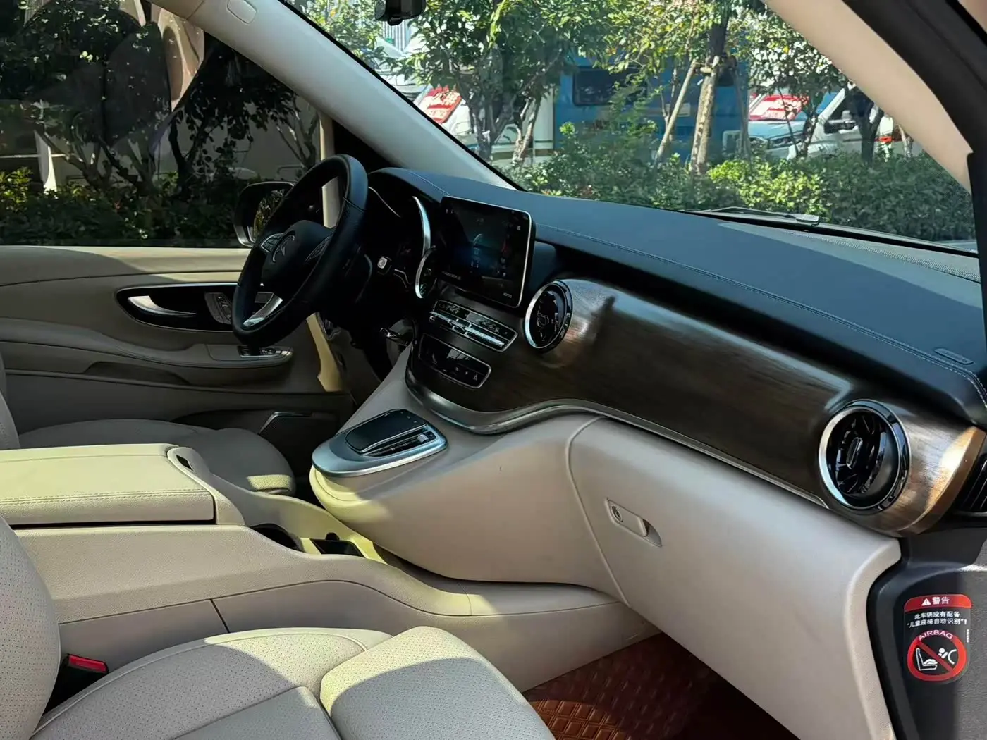 Mercedes-Benz V-Class 2023 — Photo 9/16