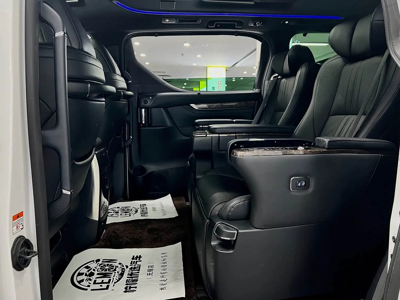 Toyota Alphard 2022 — Photo 18/20