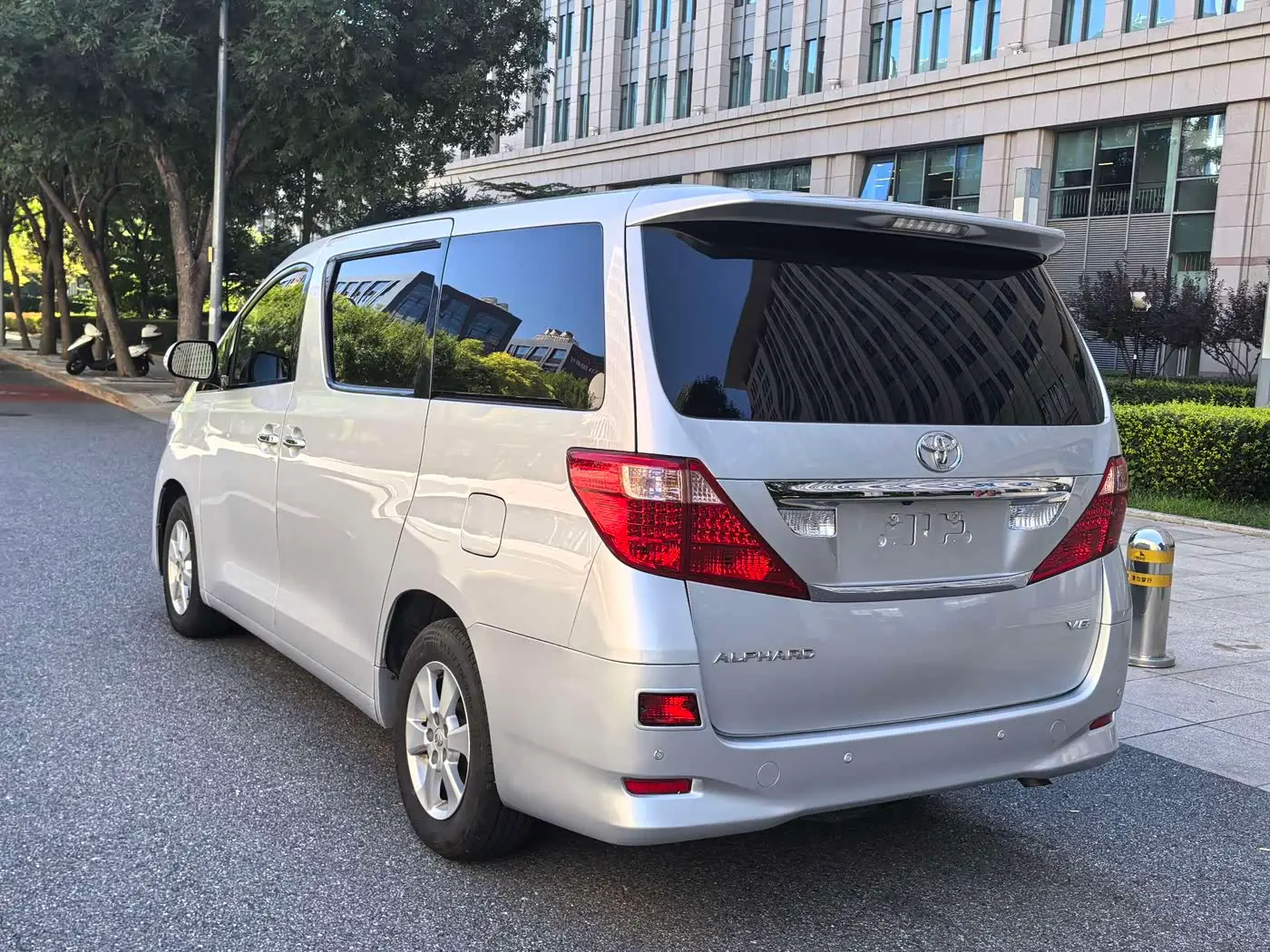 Toyota Alphard 2010 — Photo 3/20
