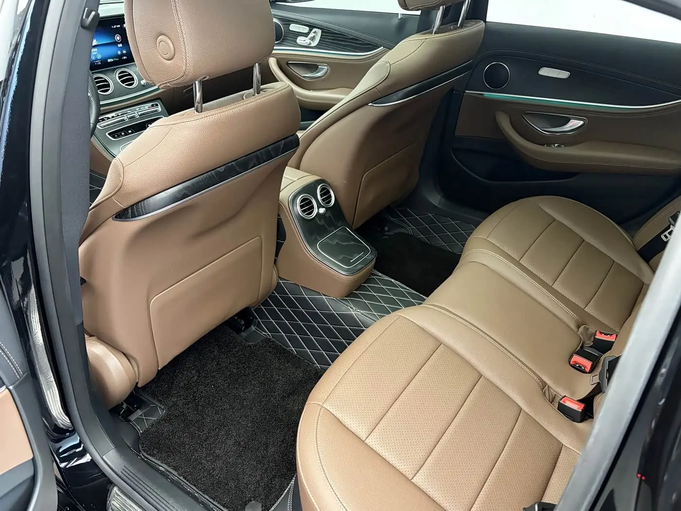 Mercedes-Benz E-Class 2023 — Photo 11/20