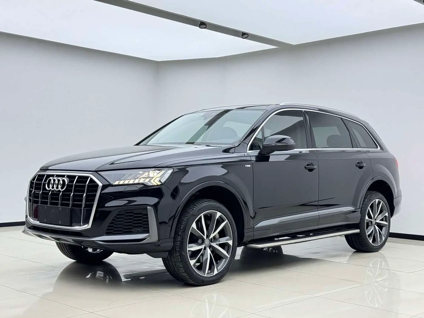Audi Q7 2020 — Фото 1/15