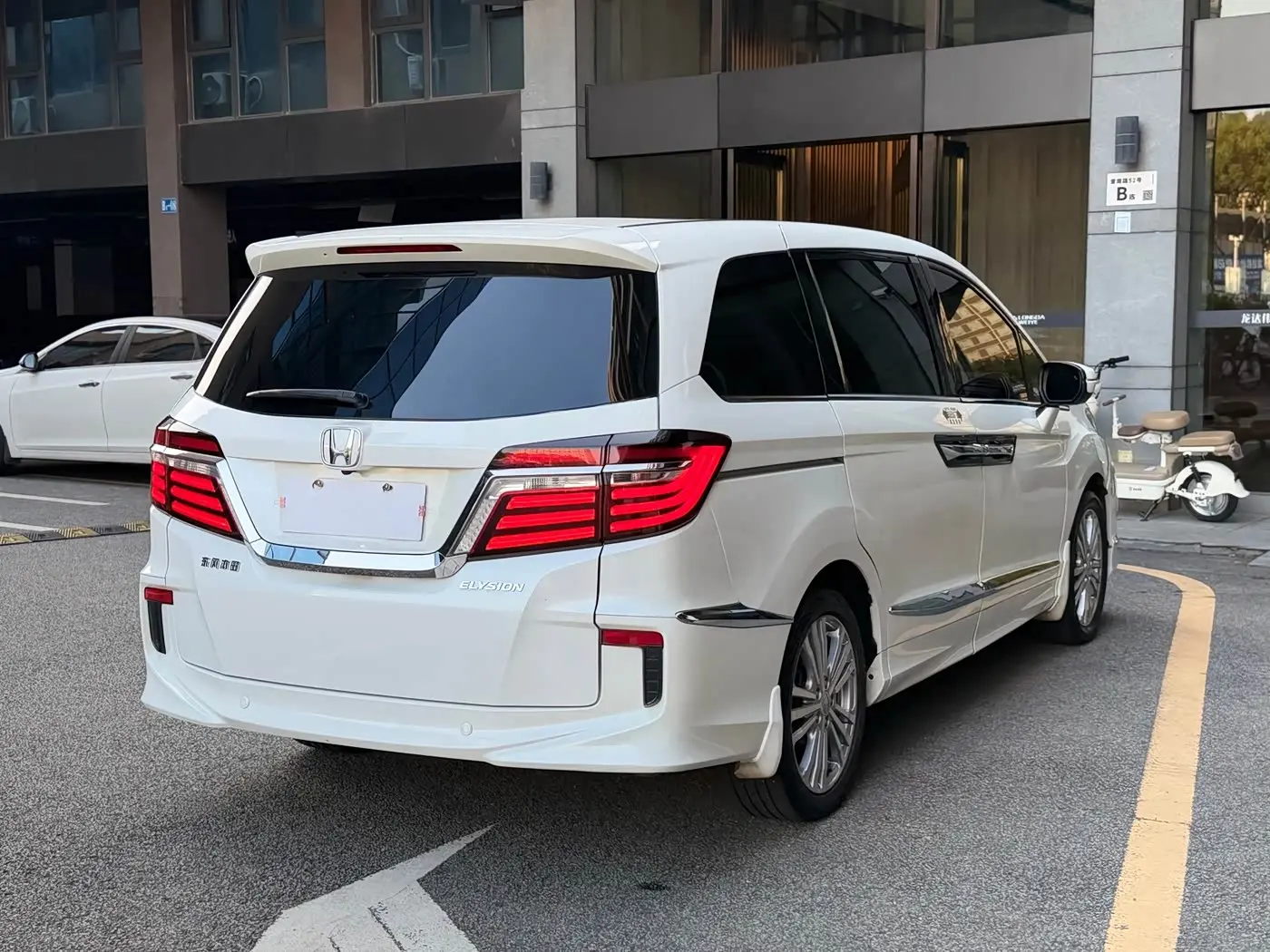 Honda Elysion 2017 — Photo 16/18
