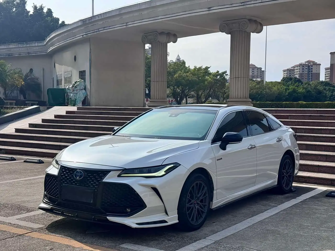 Toyota Avalon 2023 — Photo 1/13